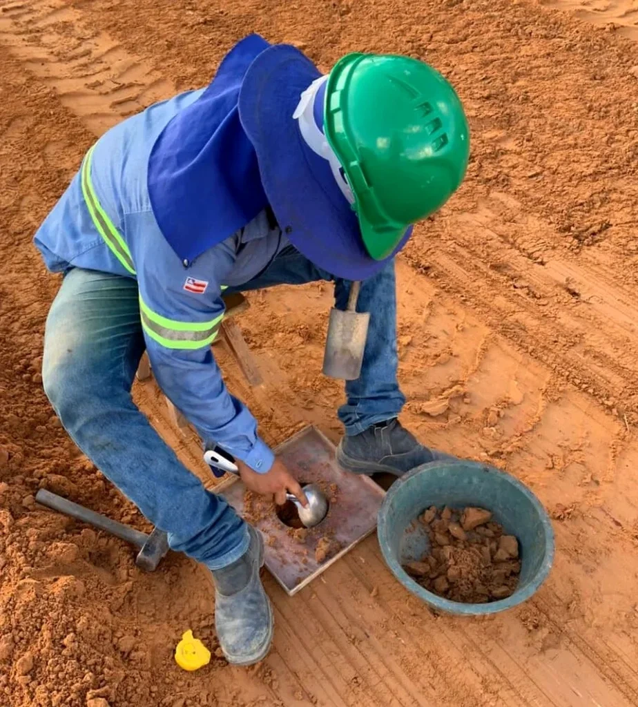 Ensaio de Densidade In Situ com Cone de Areia em Petrolina
